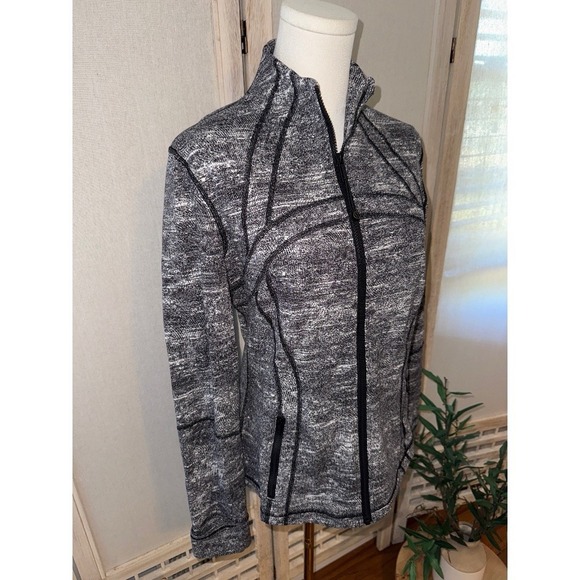 Lululemon Define Jacket Size 10 Womens Yoga Stretch Thumbholes Workout Gym - Picture 4 of 9
